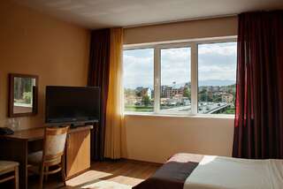 Отель Family Hotel Gerdjika Пловдив Улучшенный двухместный номер с 2 отдельными кроватями и балконом-1